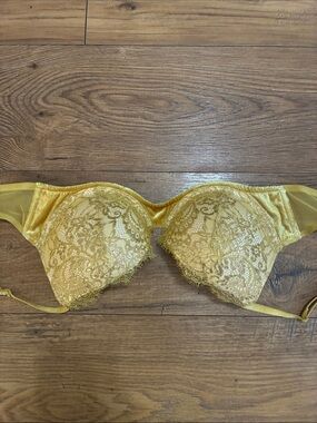 Victoria's Secret Very Sexy push-up bra featuring gold size 34C
